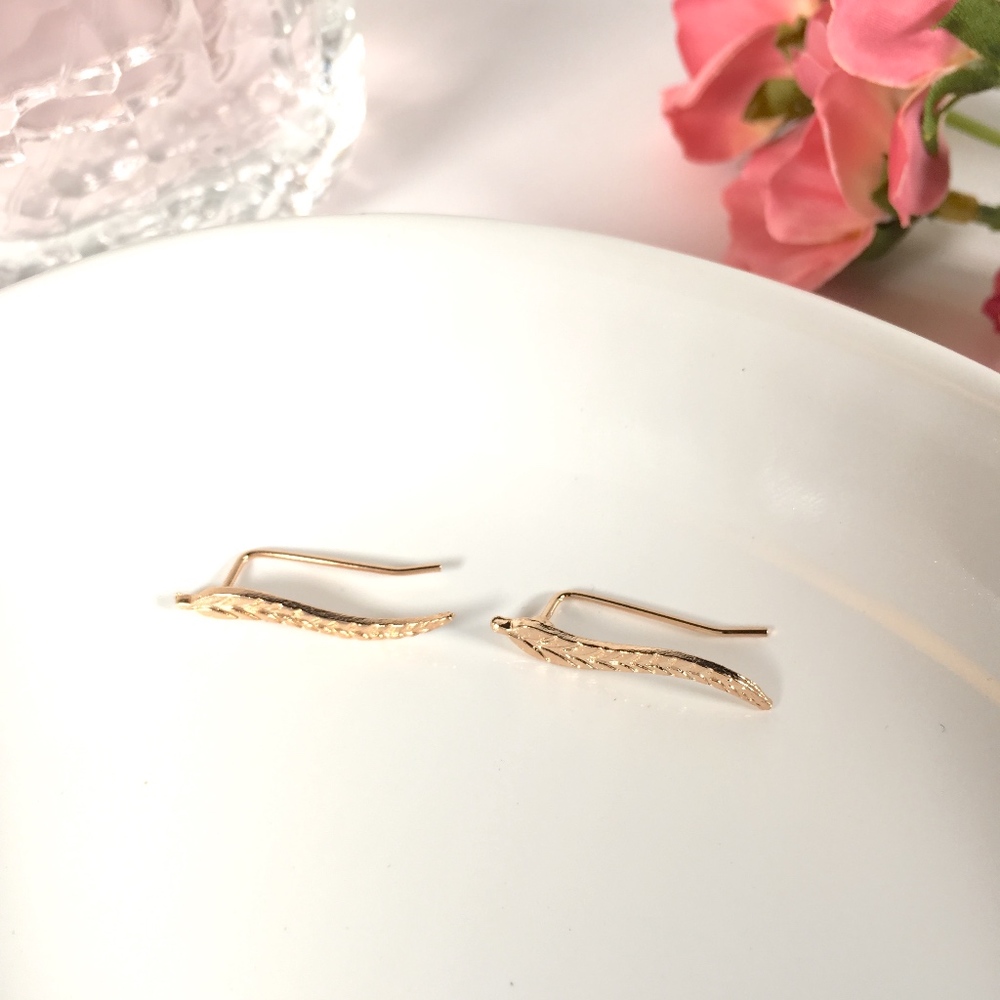 Leaf Minimalist Cuff Earring - Picture 6 of 8